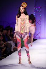 Model walk the ramp for Surily Goel Show at Wills Lifestyle India Fashion Week 2012 day 1 on 6th Oct 2012 (33).JPG